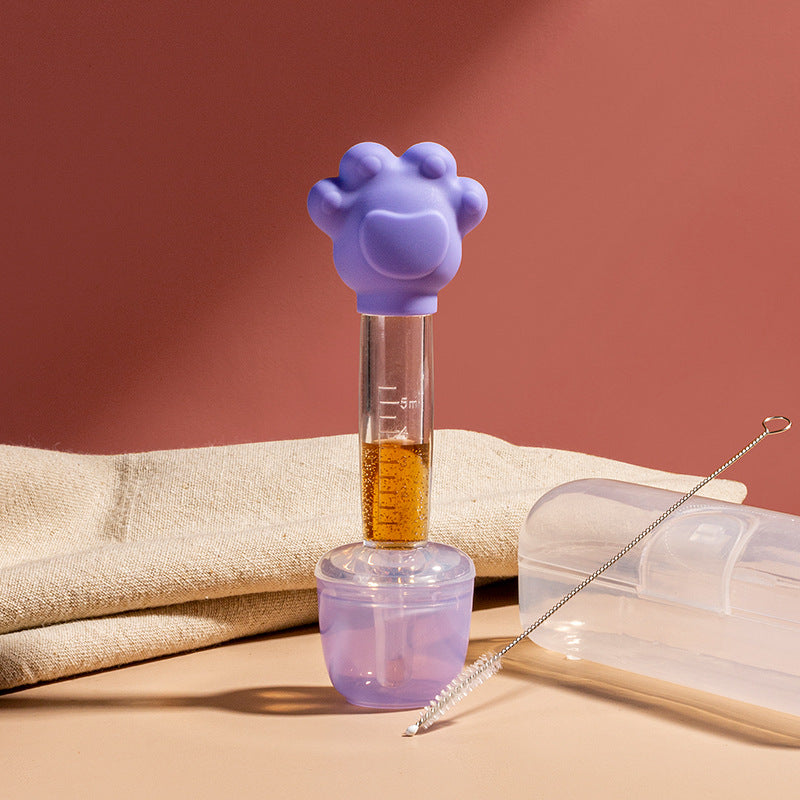 Babynahrungssauger mit Messbecher und Spritze