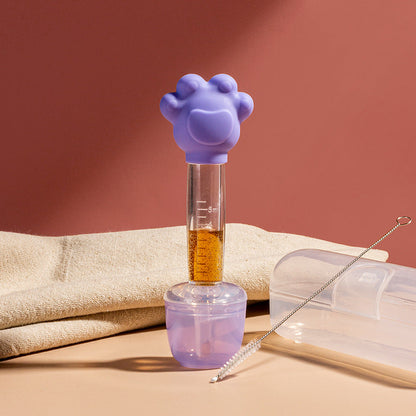 Babynahrungssauger mit Messbecher und Spritze