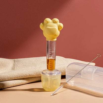 Babynahrungssauger mit Messbecher und Spritze