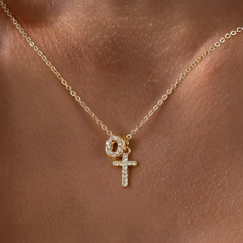 Zarte Halskette mit Diamantanhänger in Initialen- und Kreuzform