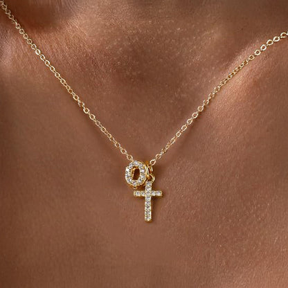 Zarte Halskette mit Diamantanhänger in Initialen- und Kreuzform