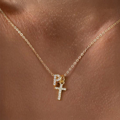 Zarte Halskette mit Diamantanhänger in Initialen- und Kreuzform