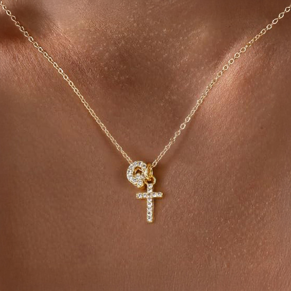 Zarte Halskette mit Diamantanhänger in Initialen- und Kreuzform