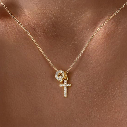 Zarte Halskette mit Diamantanhänger in Initialen- und Kreuzform