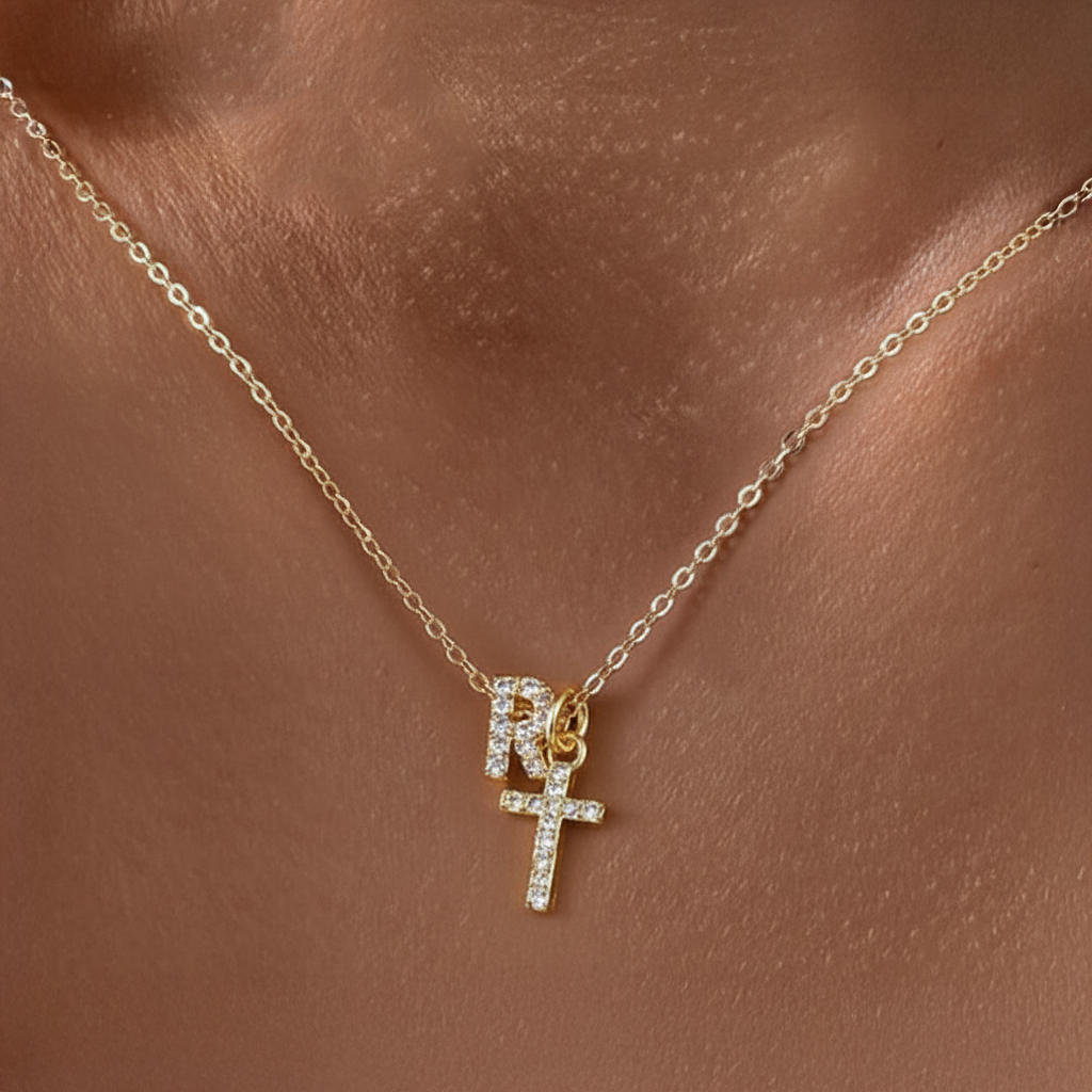 Zarte Halskette mit Diamantanhänger in Initialen- und Kreuzform