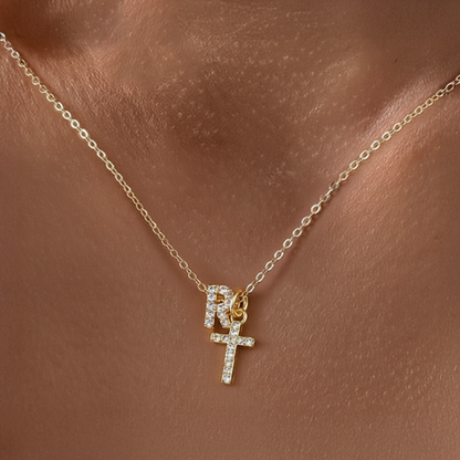 Zarte Halskette mit Diamantanhänger in Initialen- und Kreuzform