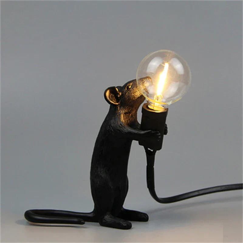 Dunkle Tier-Tischlampe