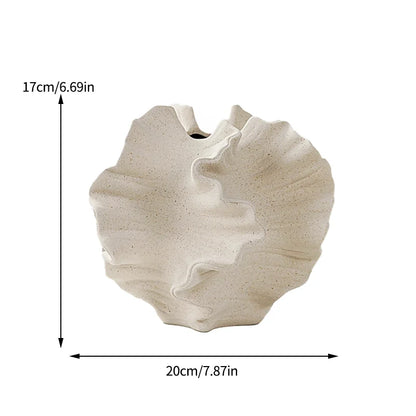 Schlichte beige Keramikvase im nordischen Stil