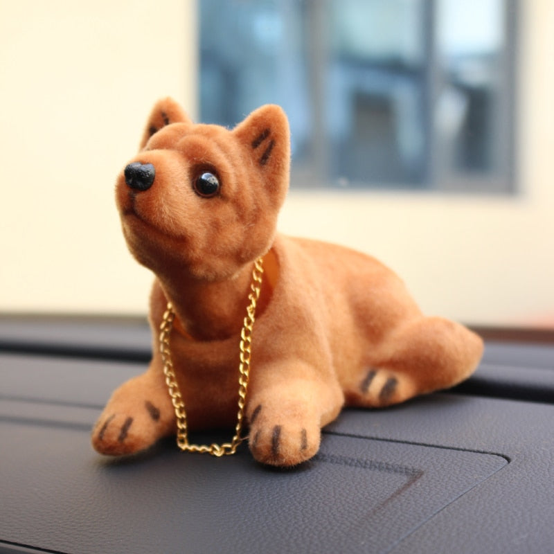 Niedliche Hunde-Wackelpuppe als Autozubehör