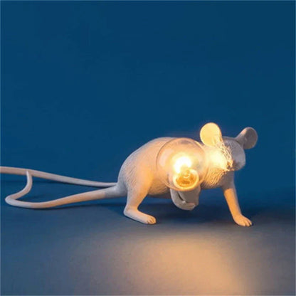 Dunkle Tier-Tischlampe