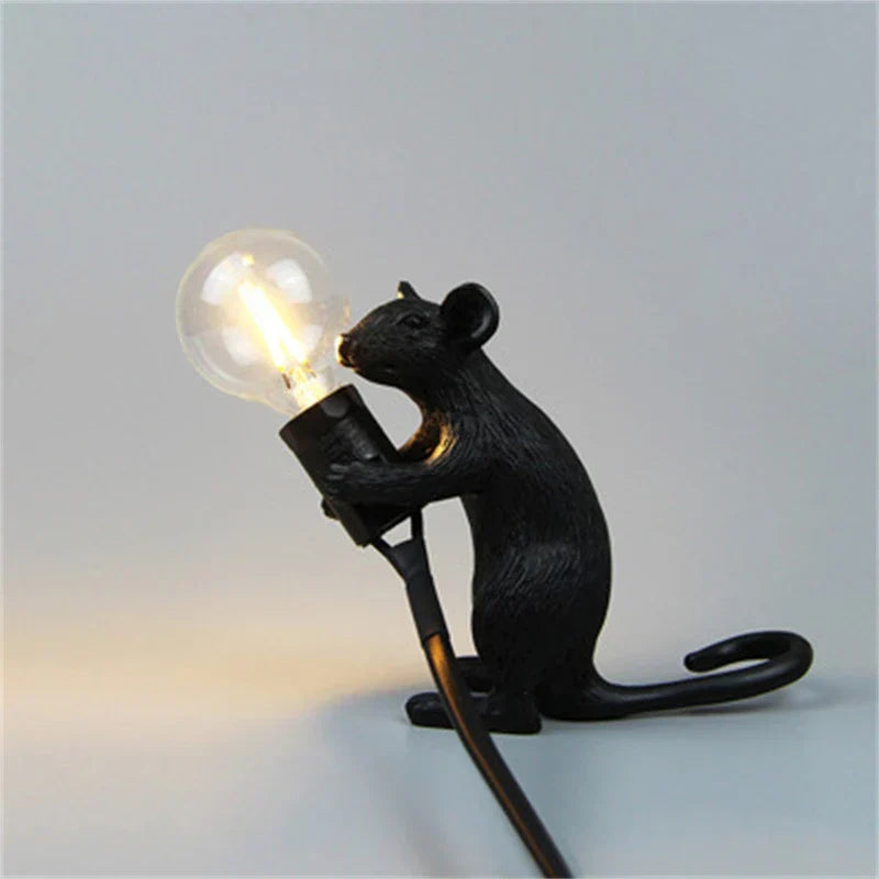 Dunkle Tier-Tischlampe