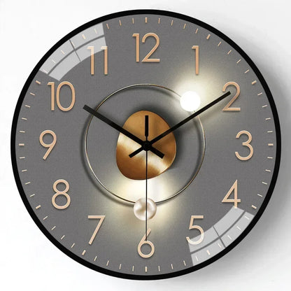 Leise traditionelle Wanduhr