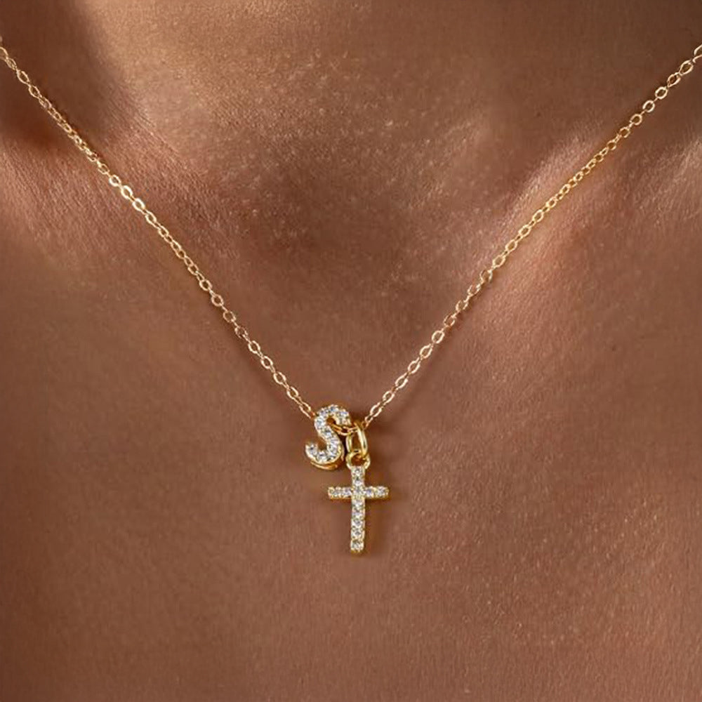 Zarte Halskette mit Diamantanhänger in Initialen- und Kreuzform