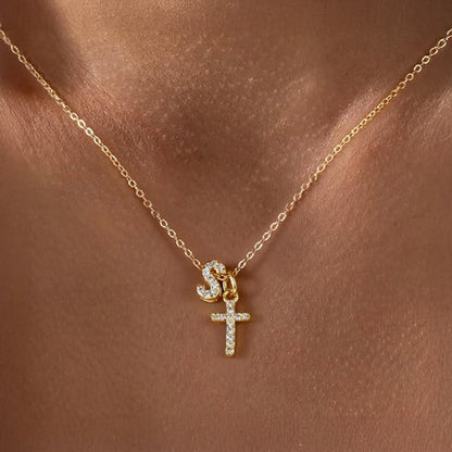 Zarte Halskette mit Diamantanhänger in Initialen- und Kreuzform