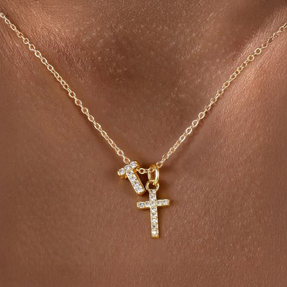 Zarte Halskette mit Diamantanhänger in Initialen- und Kreuzform