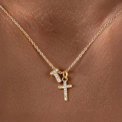 Zarte Halskette mit Diamantanhänger in Initialen- und Kreuzform