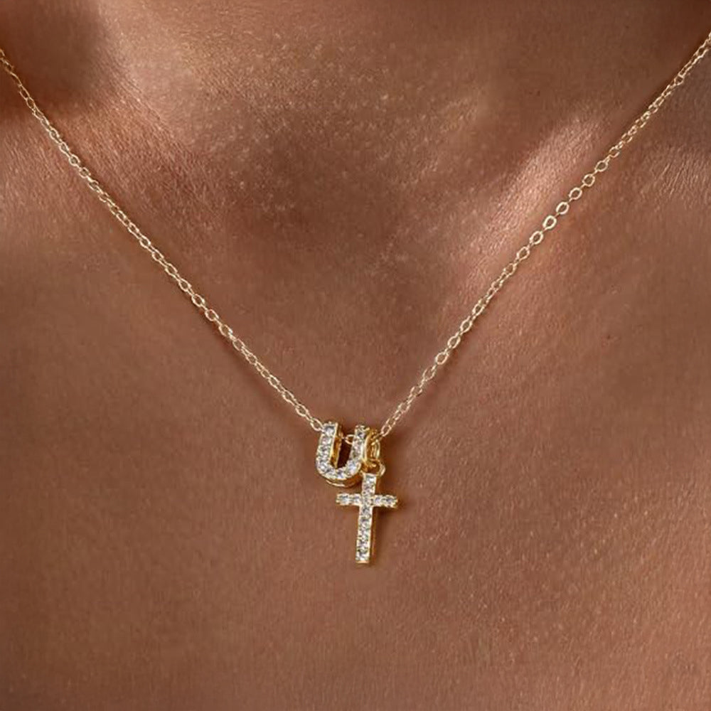 Zarte Halskette mit Diamantanhänger in Initialen- und Kreuzform