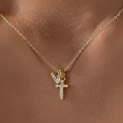 Zarte Halskette mit Diamantanhänger in Initialen- und Kreuzform