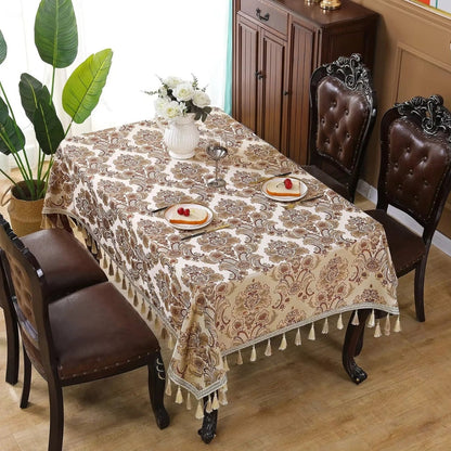 Klassische Tischdecke mit bestickten Fransen