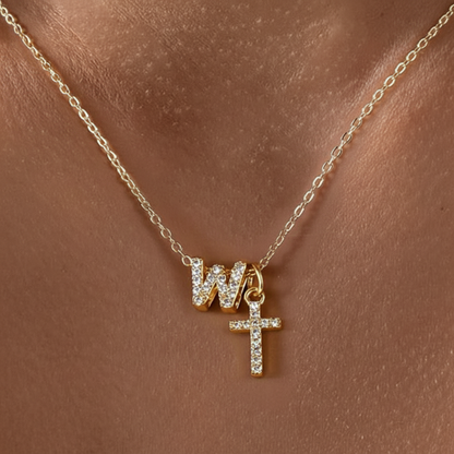 Zarte Halskette mit Diamantanhänger in Initialen- und Kreuzform