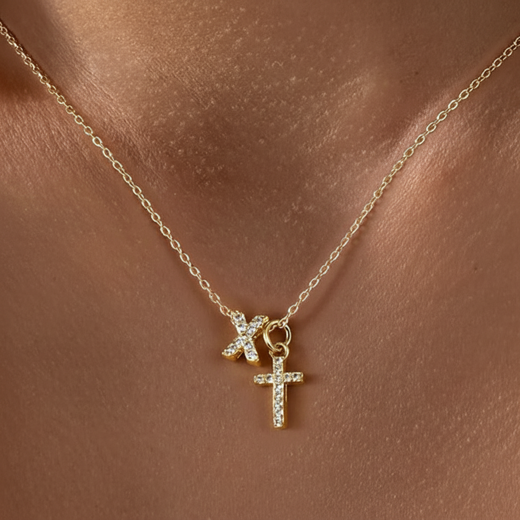 Zarte Halskette mit Diamantanhänger in Initialen- und Kreuzform