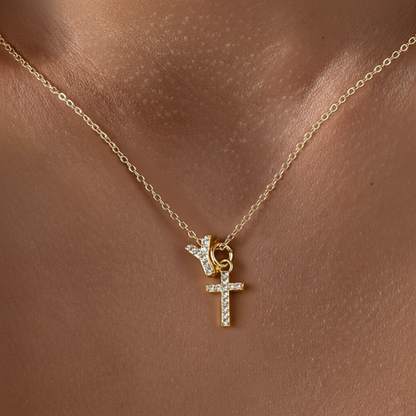 Zarte Halskette mit Diamantanhänger in Initialen- und Kreuzform