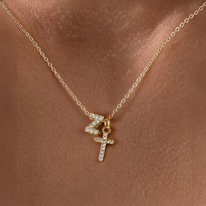 Zarte Halskette mit Diamantanhänger in Initialen- und Kreuzform
