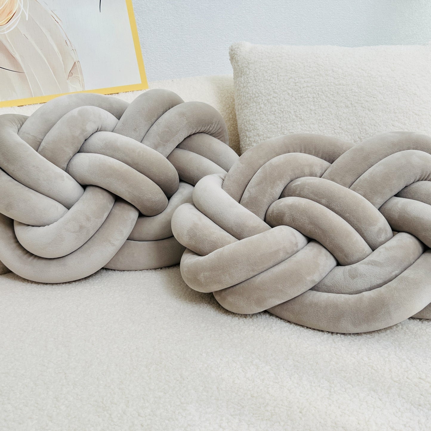 Plüschiges Wolkenkissen mit Knopfdetails