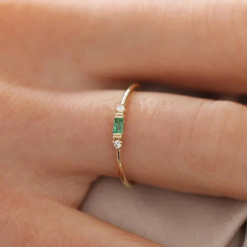 Verlobungsring mit zierlichem Diamanten im Solitär-Design