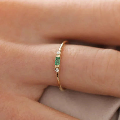 Verlobungsring mit zierlichem Diamanten im Solitär-Design