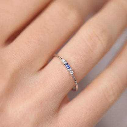 Verlobungsring mit zierlichem Diamanten im Solitär-Design