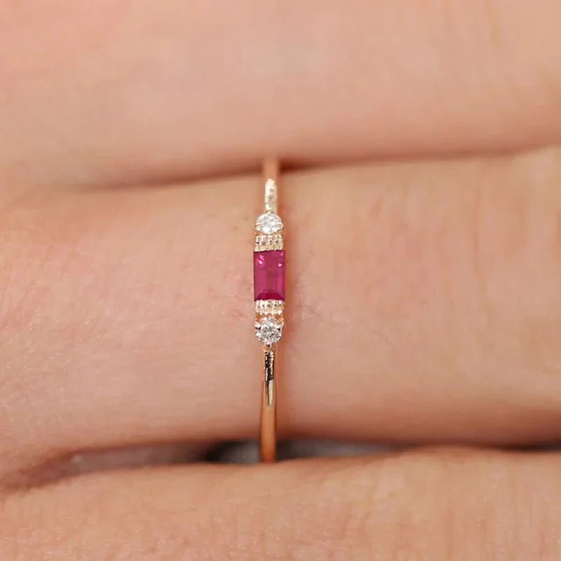 Verlobungsring mit zierlichem Diamanten im Solitär-Design
