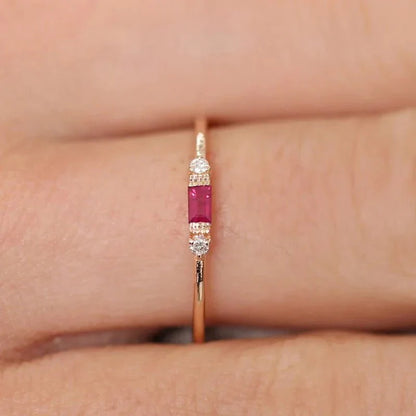 Verlobungsring mit zierlichem Diamanten im Solitär-Design