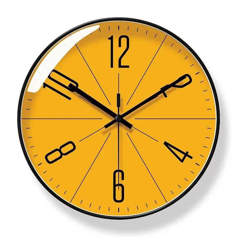 Einfache skandinavische Wanduhr