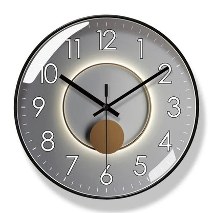 Einfache skandinavische Wanduhr