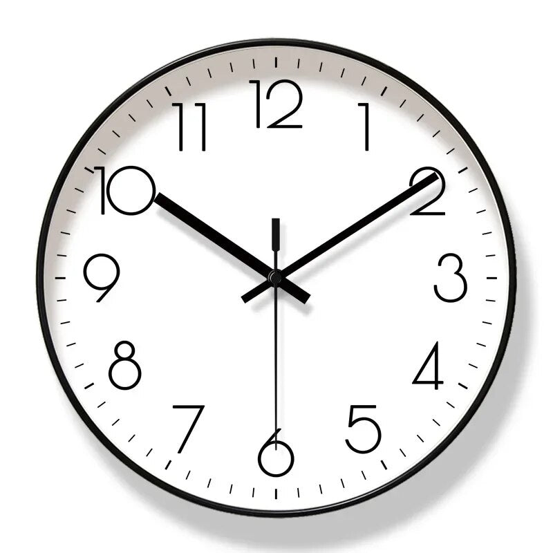 Einfache skandinavische Wanduhr