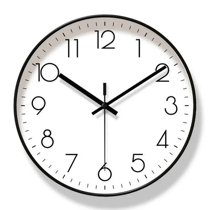 Einfache skandinavische Wanduhr