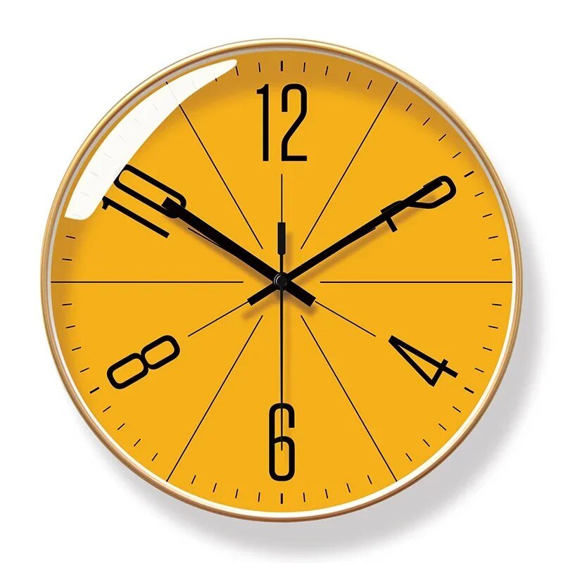 Einfache skandinavische Wanduhr
