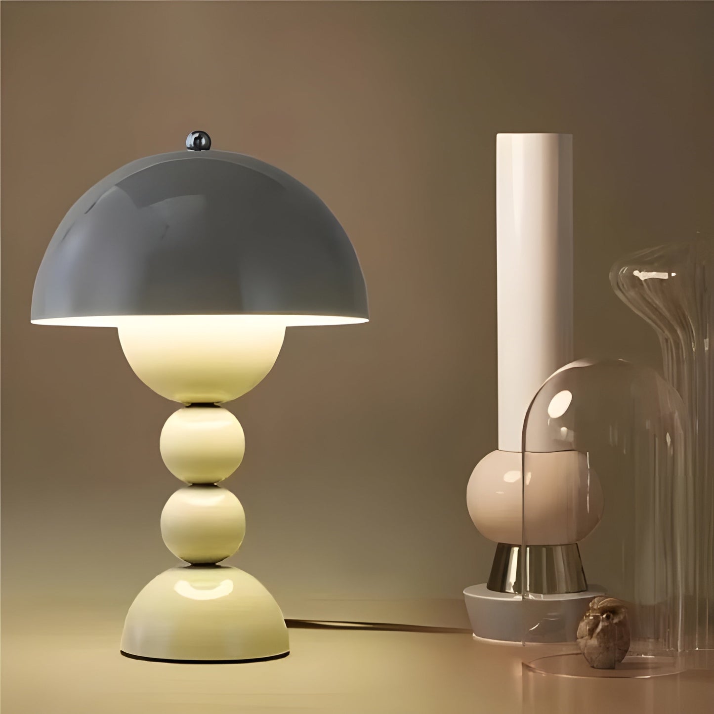 Schlichte weiße LED-Schreibtischlampe mit floralem Design