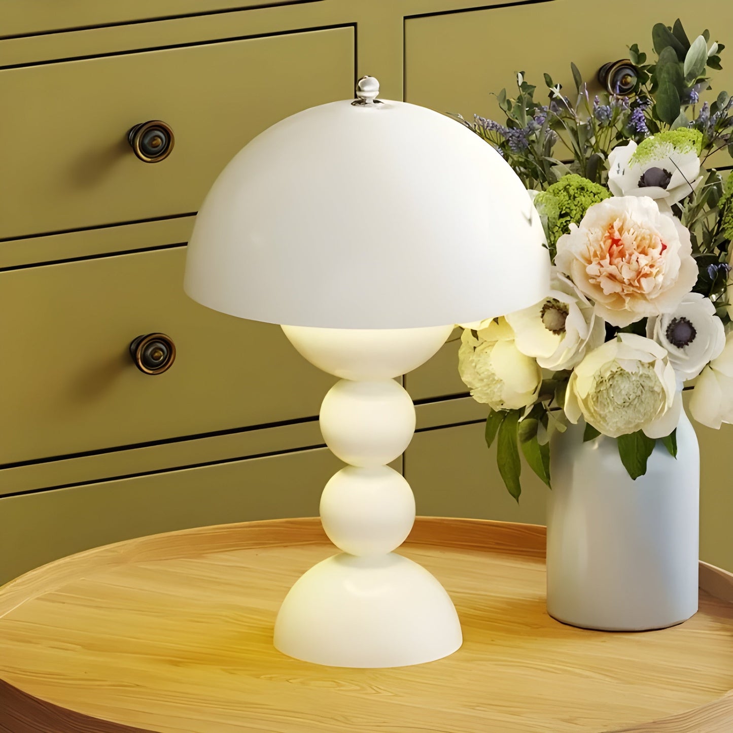 Schlichte weiße LED-Schreibtischlampe mit floralem Design
