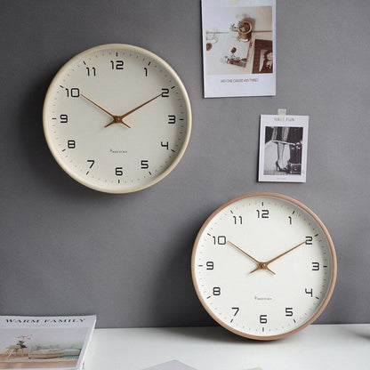 Ruhige Wanduhr aus Holz im modernen nordischen Stil