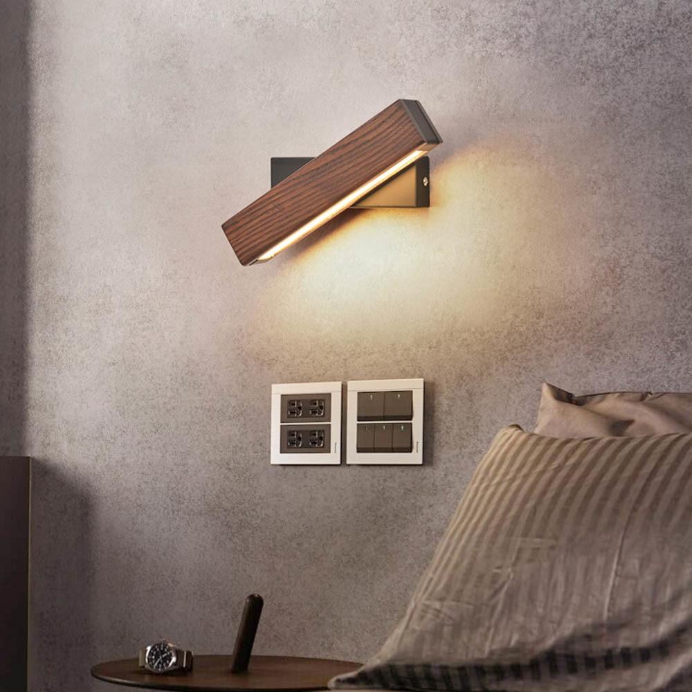 Verstellbare LED-Wandleuchte aus Holz