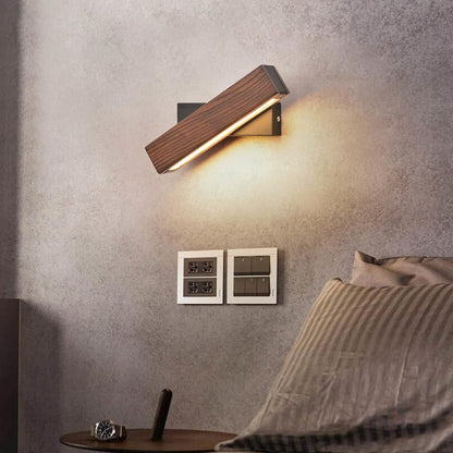 Verstellbare LED-Wandleuchte aus Holz