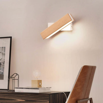 Verstellbare LED-Wandleuchte aus Holz