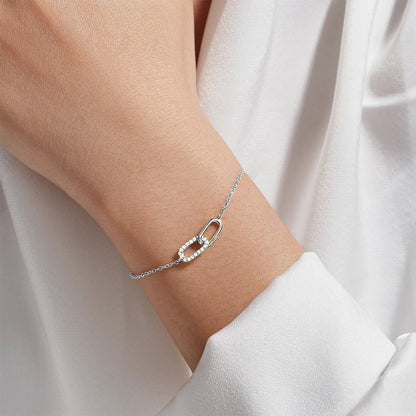 Zeitloser Armreif aus Sterlingsilber mit Diamantakzenten