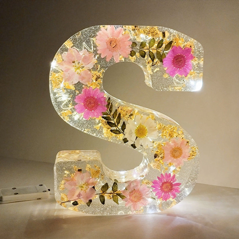 Hübsche Tischlampe mit Blumengirlande